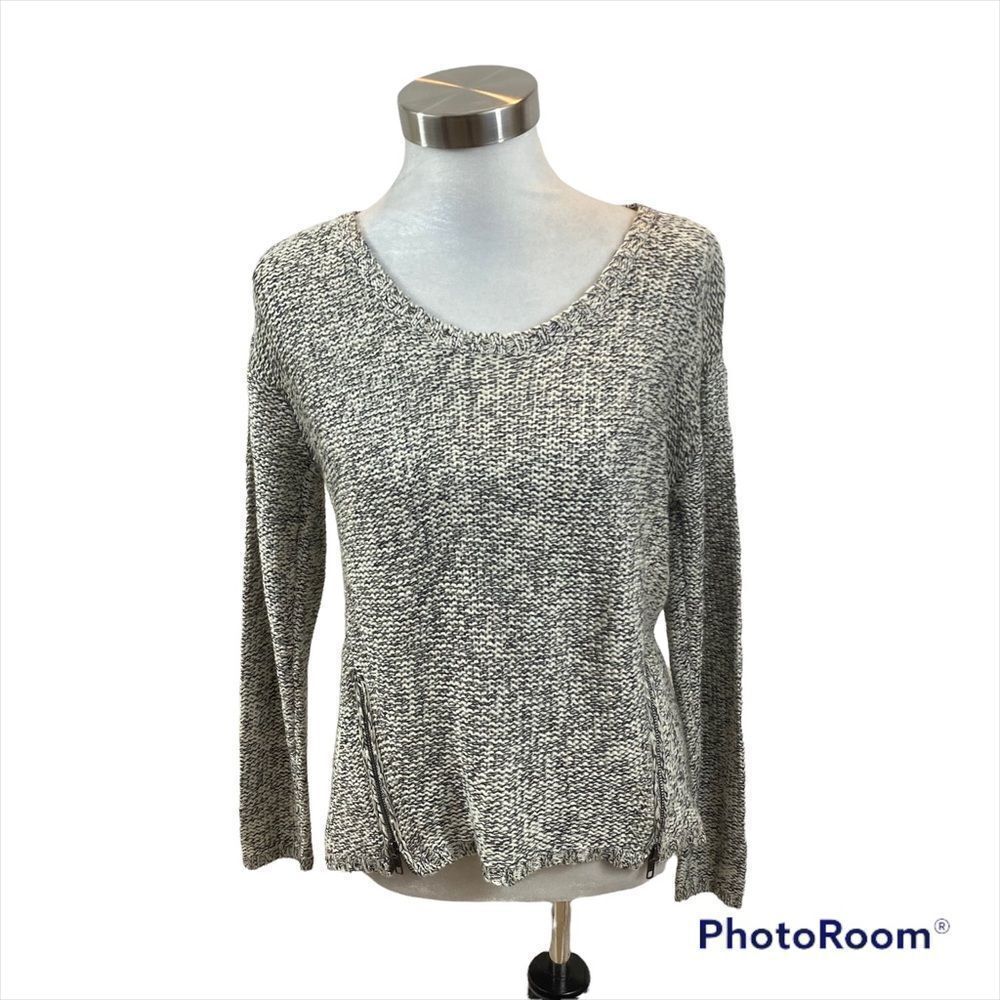 Quinn Brand Grey‎ and White High Low long Sleeved Zipper Accent Sweater Large